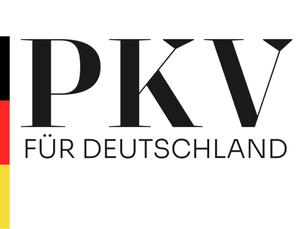 PKV FÜR DEUTSCHLAND Logo auf dunkelgrünem Hintergrund, links vertikaler Streifen der deutschen Flagge
