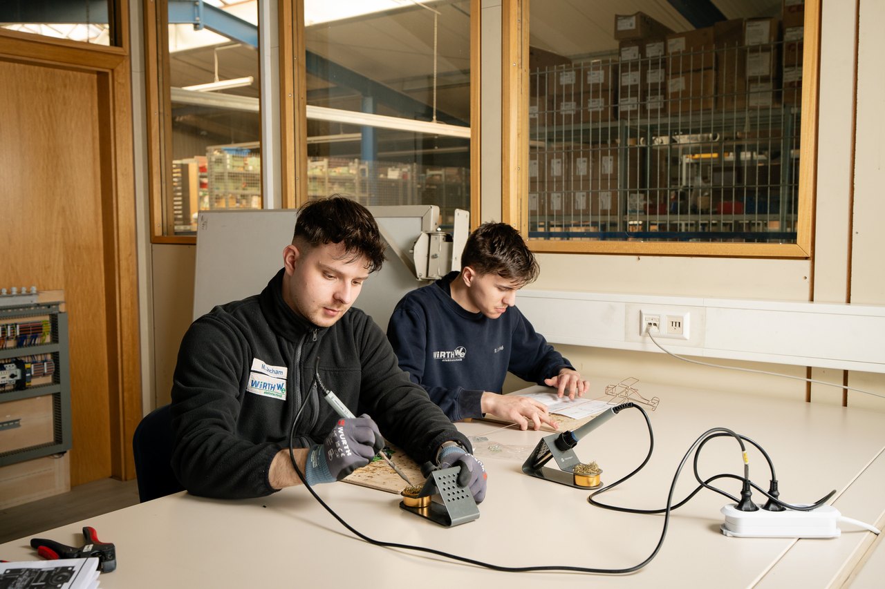 Elektronikplatinen werden gelötet