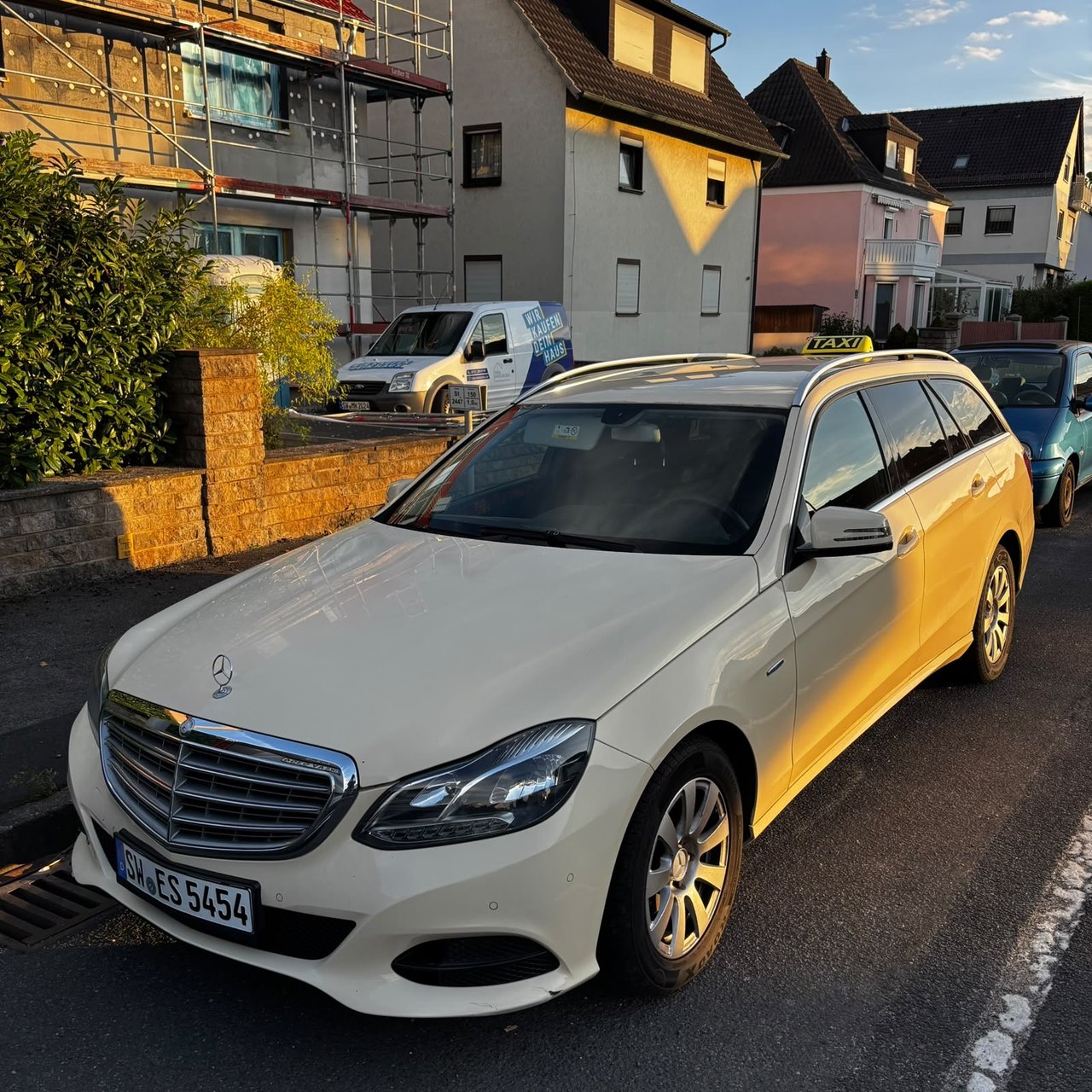 Taxi von Taxiunternehmen Sapmaz im Abendlicht in Bergrheinfeld