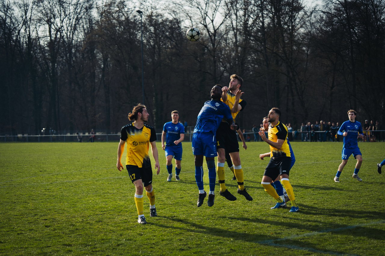 Spieler am Ball, Gegenspieler stellt sich