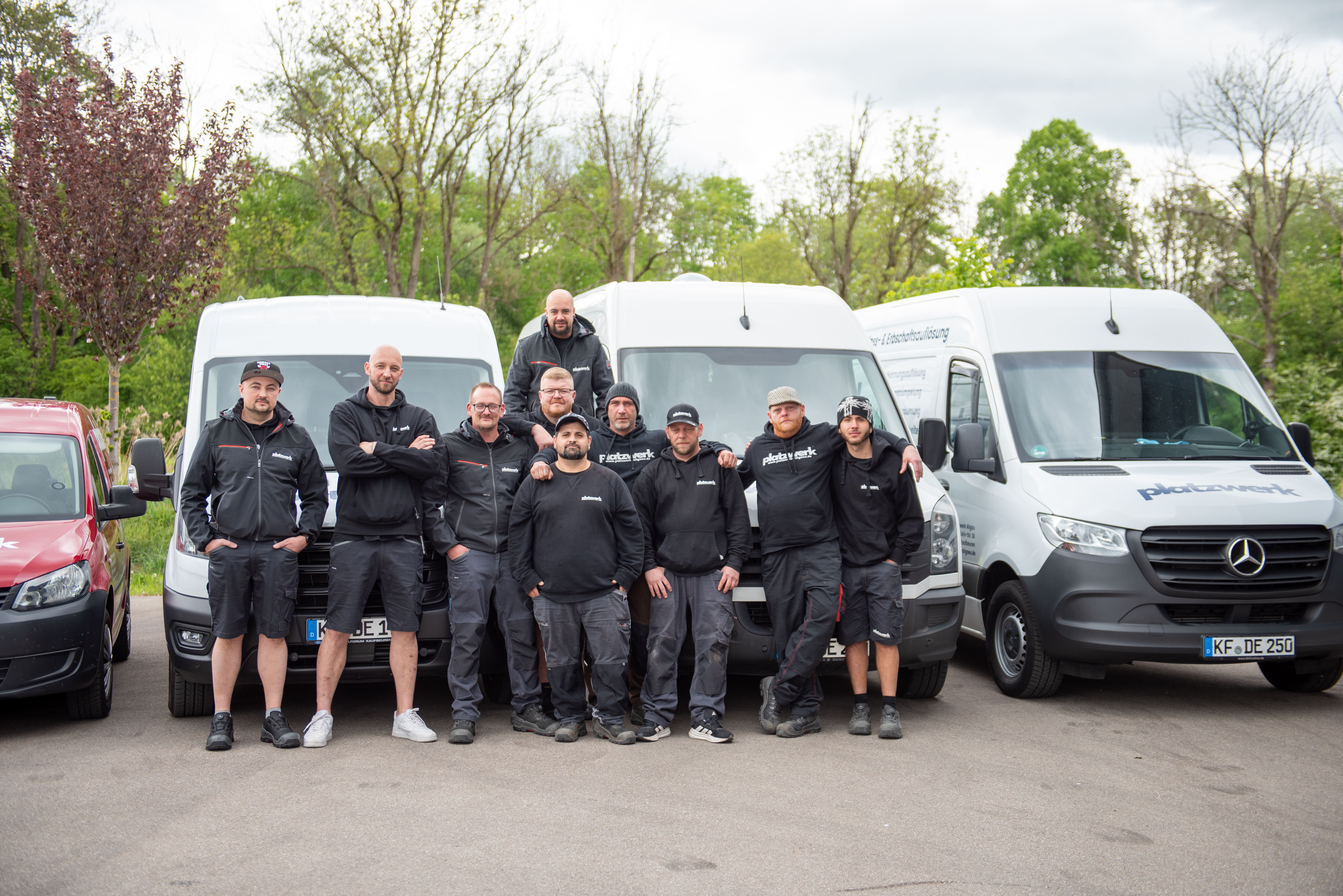 Team von Platzwerk Allgäu vor Fahrzeugen für Entrümpelung und Haushaltsauflösung im Allgäu