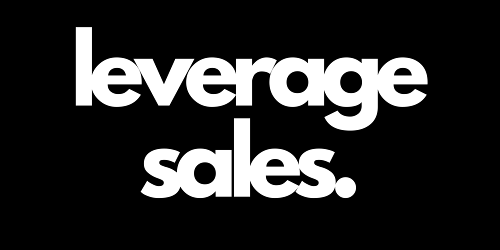 Weißer Text "leverage sales." auf schwarzem Hintergrund.