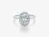 Eleganter Verlobungsring mit großem ovalem Diamant und umlaufenden kleineren Diamanten auf silbernem Band.