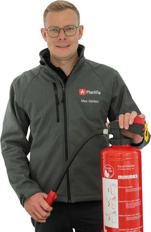 Max Görlich mit einem Feuerlöscher in der Hand