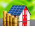 Kleines Hausmodell mit Solarpaneelen auf dem Dach und Stapeln von Goldmünzen daneben.