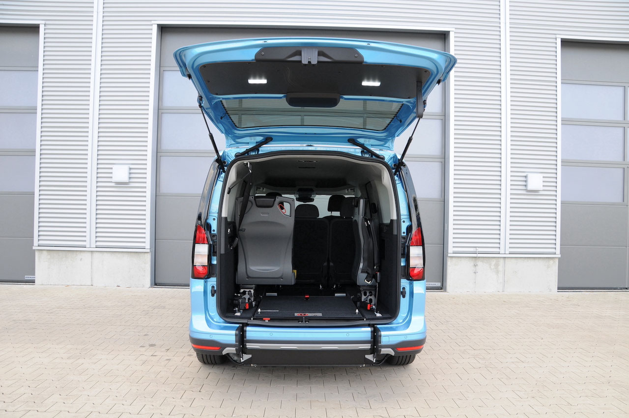 Ford Tourneo Connect Plug-in Hybrid mit Heckausschnitt – Bild 8