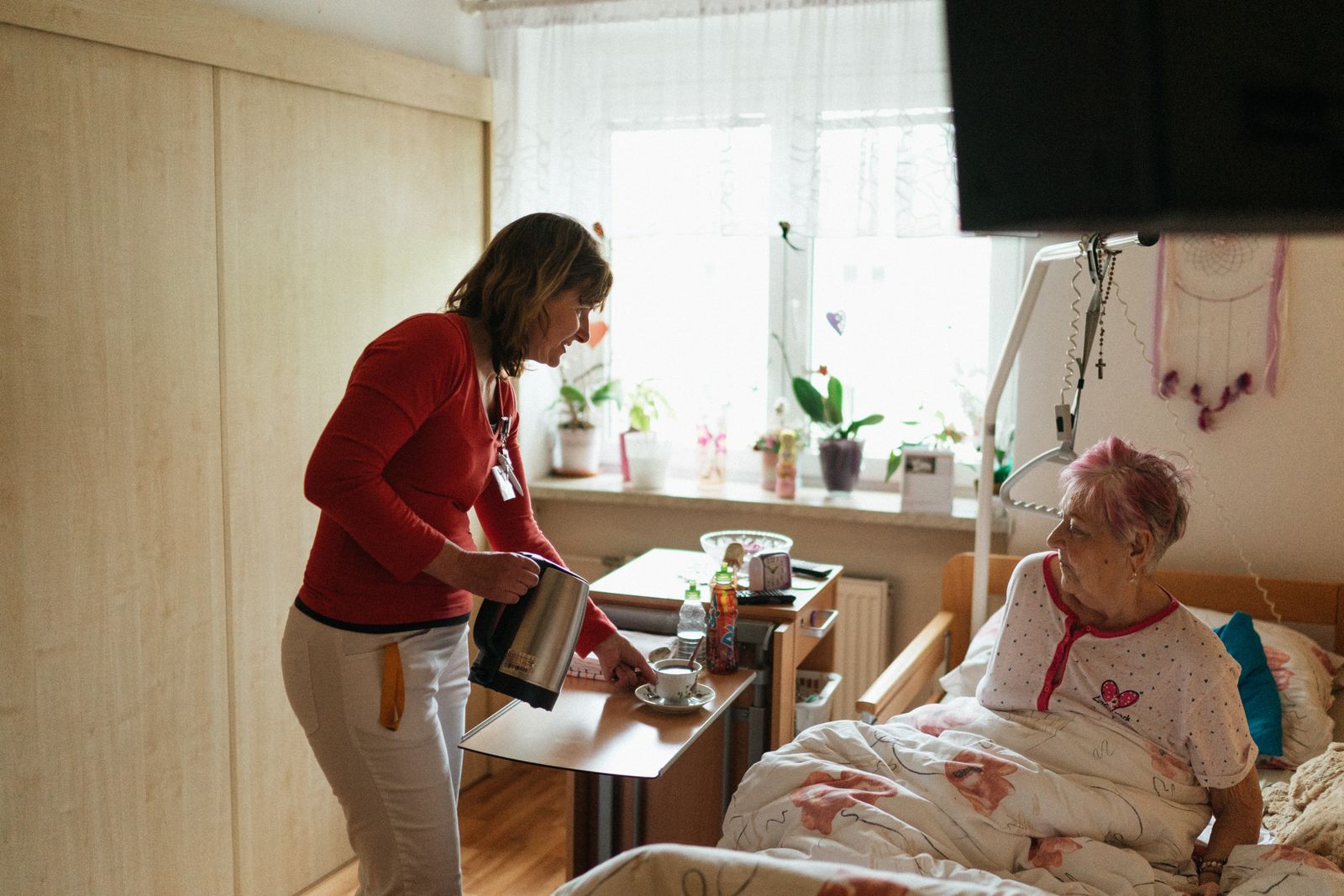 Pflegekraft von K&F Pflegedienste bei einer Klientin zuhause in Untereisesheim