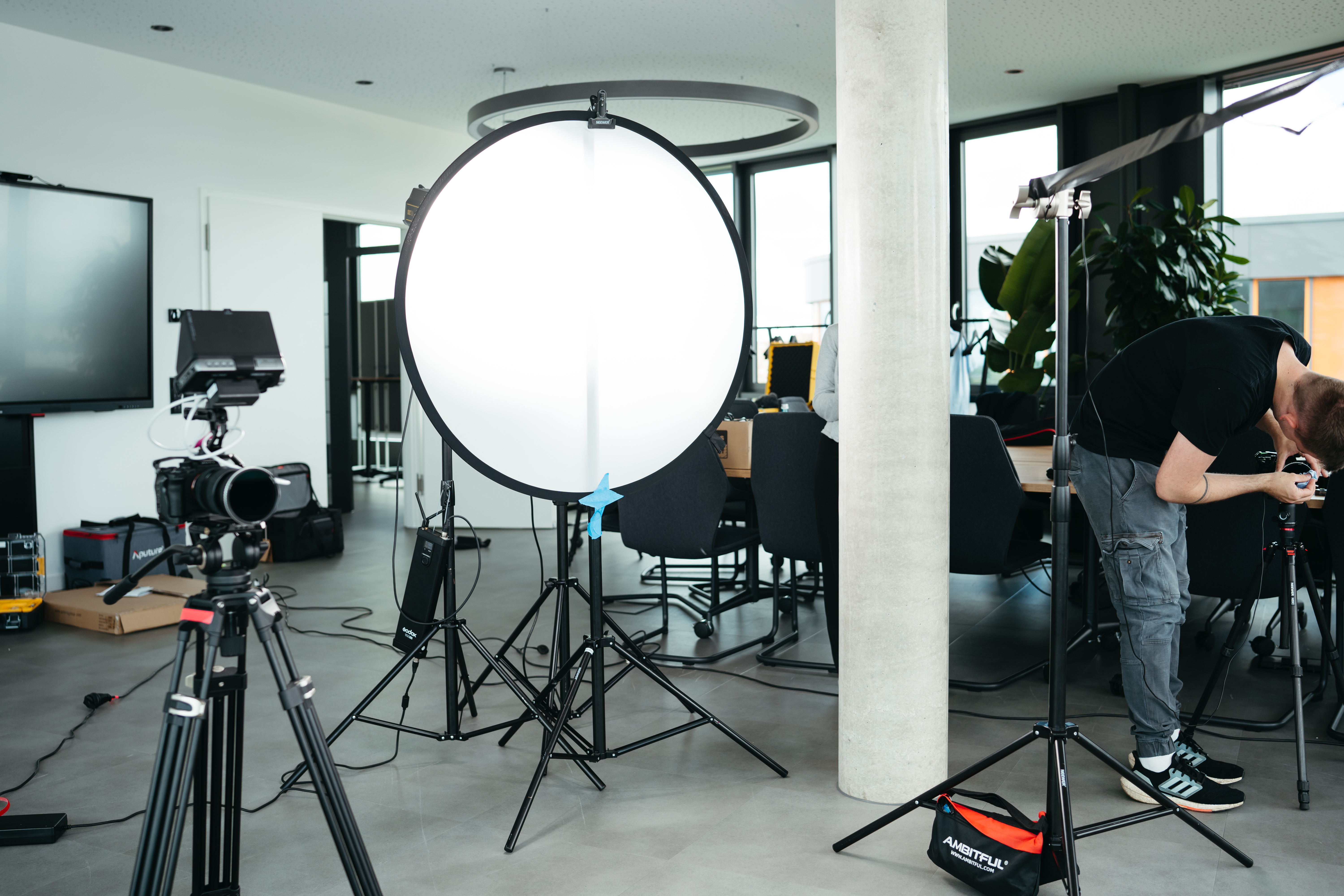 Mitarbeiter der Filmagentur bei der Kundenberatung zur Videostrategie