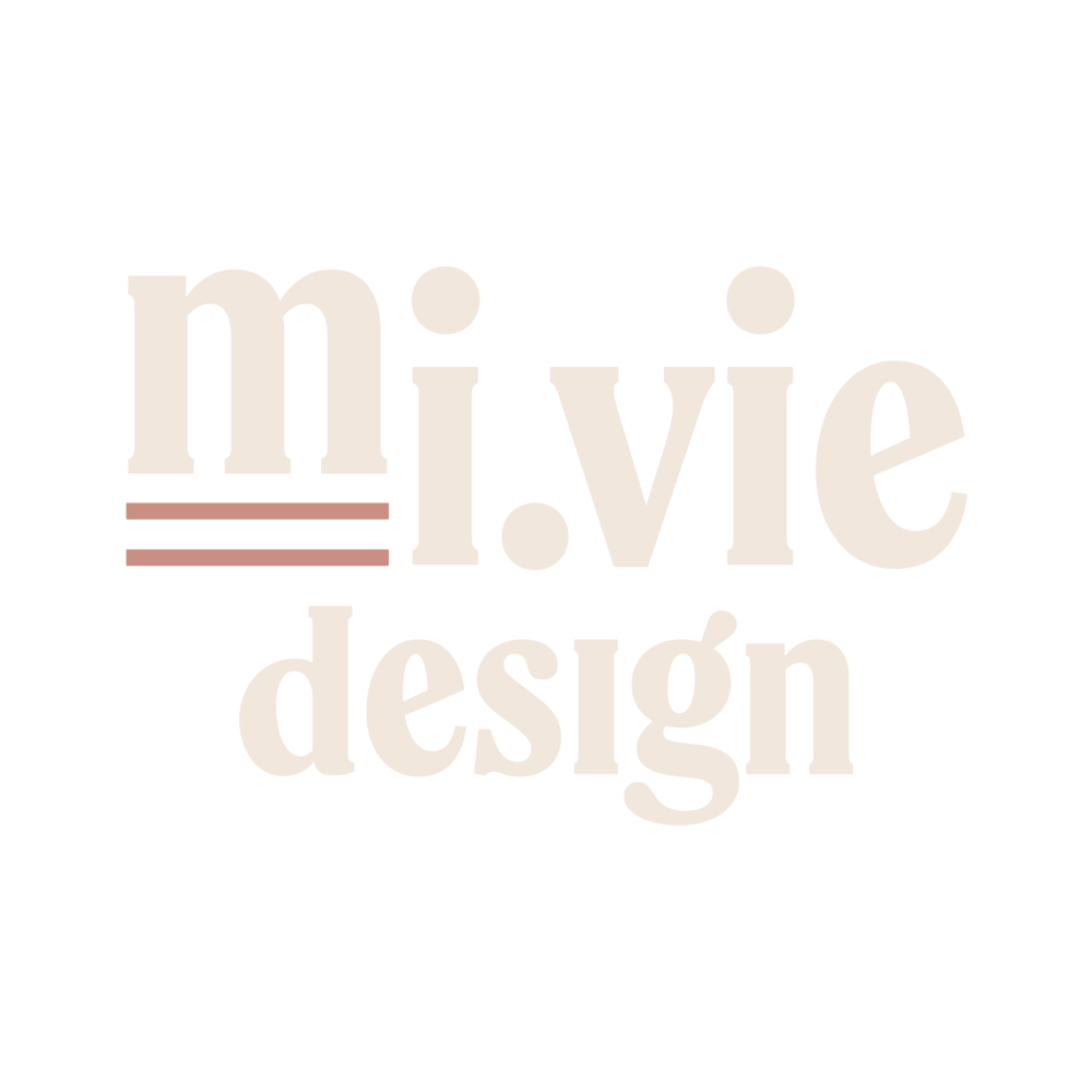 Logo von mi.vie design in beiger Schrift auf schwarzem Hintergrund mit zwei rosa Linien unter dem Buchstaben m.