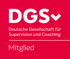 Rotes DGS-Logo mit weißem Text: "DGS", "Deutsche Gesellschaft für Supervision und Coaching", "Mitglied".