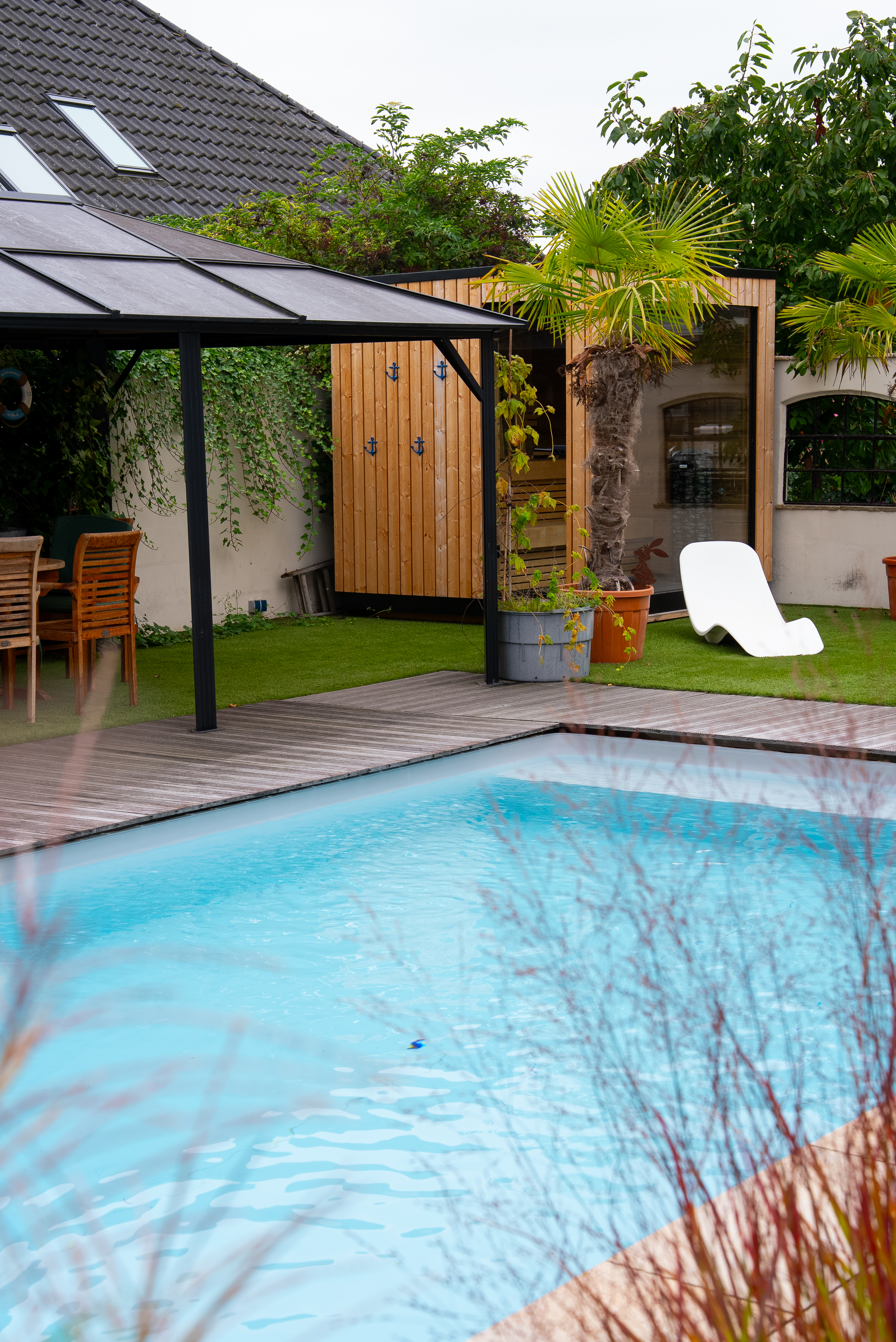 Desjoyaux Gartenpool mit Holzdeck und Lounge