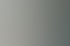 Eine Frau und ein Mann lächeln sich an, während sie Dokumente am Schreibtisch betrachten.