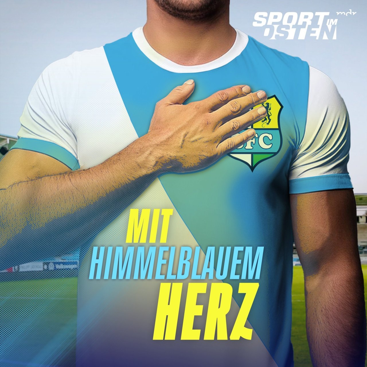 Mann in himmelblauem CFC-Trikot hält Hand auf das Vereinswappen; Text: Mit himmelblauem Herz und Sport im Osten Logo.