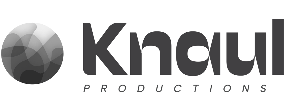 Logo von Knaul Productions mit einem grauen, sphärischen Symbol links und dem Firmennamen.