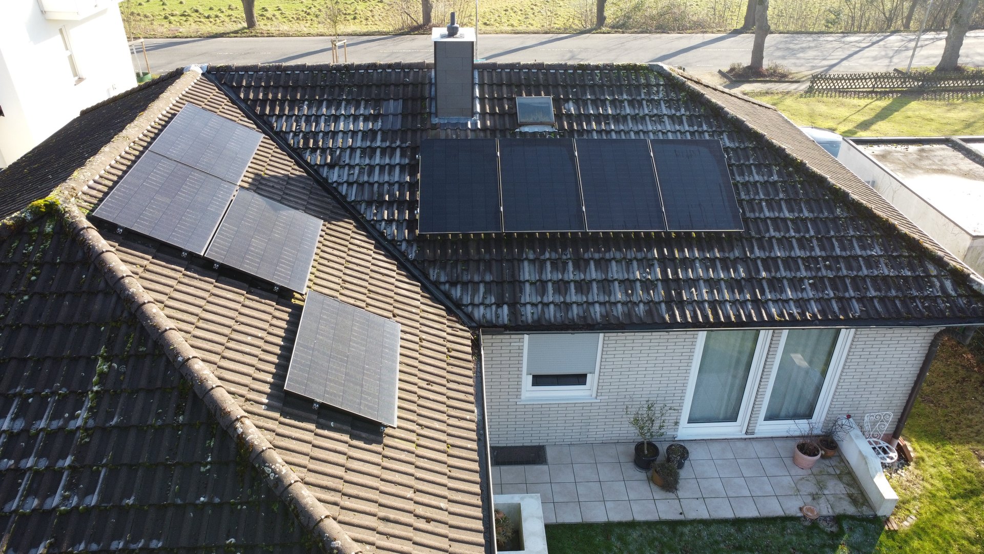 Einfamilienhaus mit Solaranlage auf dem Dach, installiert von Photovoltaik Rhein-Ruhr