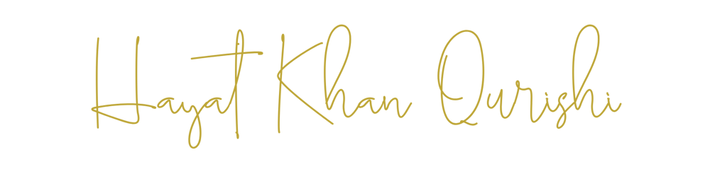 Text: Hayat Khan Qureshi in goldener, kursiver Schrift auf dunkelgrünem Hintergrund.