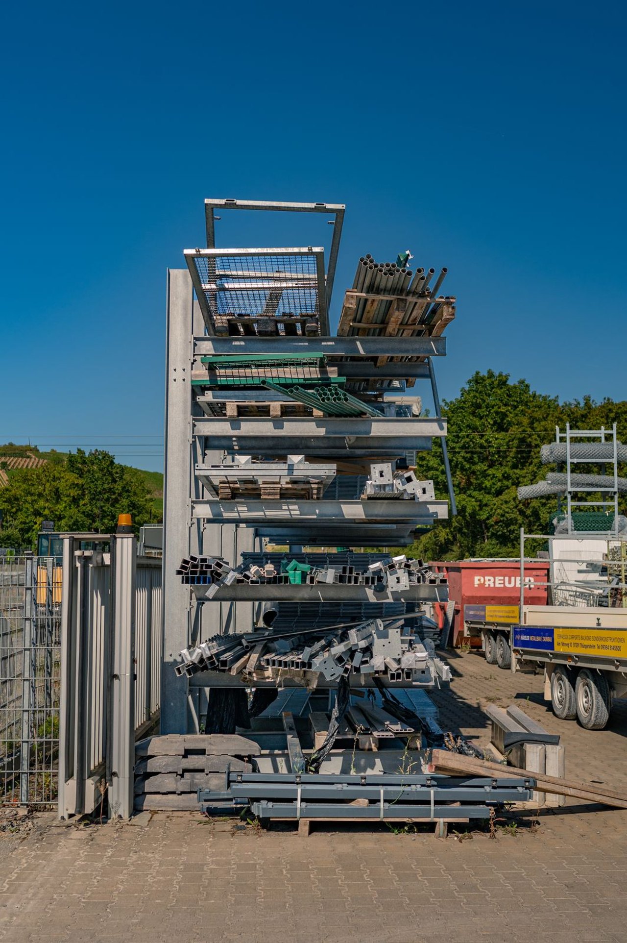 Zaunmaterial und Profile im Außenlager von Häusler Metallbau