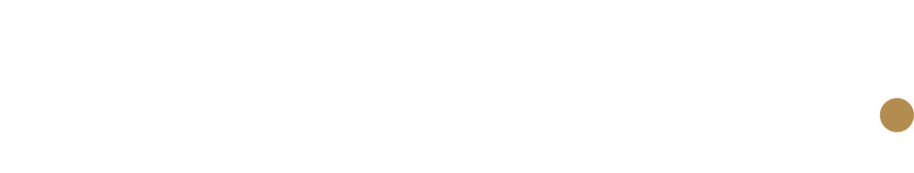 Königspaces Logo in Weiß auf dunkelgrünem Hintergrund, der Punkt des „i“ ist goldbraun.