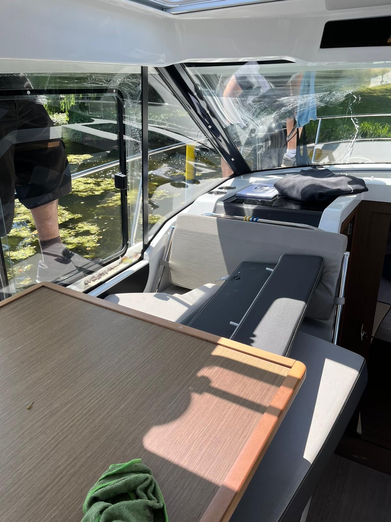 Professionelle Fensterreinigung auf einem Boot in bei strahlendem Sonnenschein
