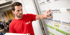 Elektromeister von HELD Elektrotechnik prüft Sicherungskasten beim E-Check — Elektroprüfung für Gewerbe und Hausverwaltungen in Hannover