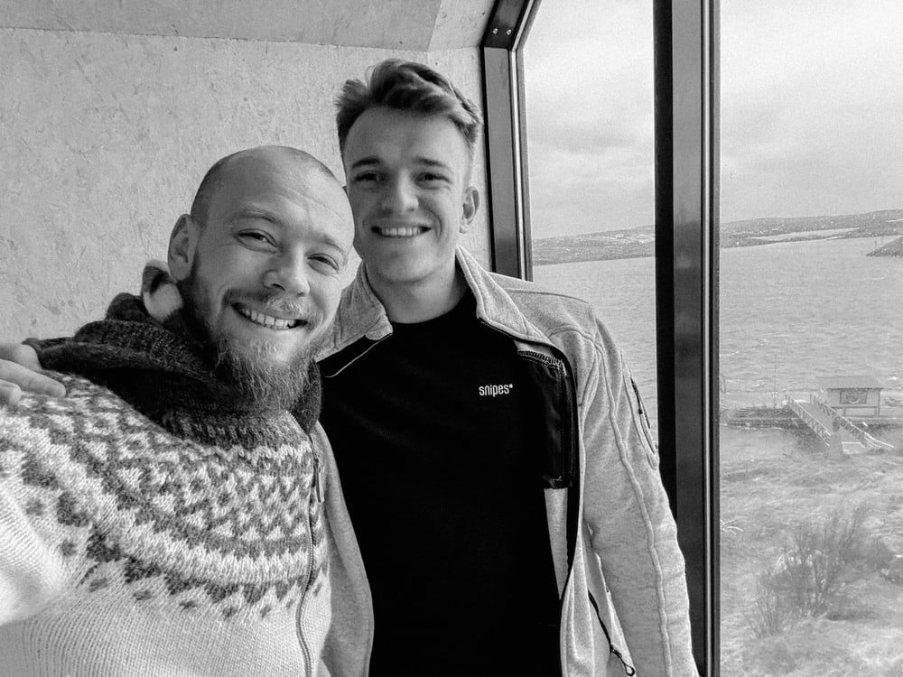 Selfie zweier Männer am Fenster, Schwarz-Weiß
