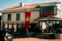 Gebäude der Sparkasse mit rotem „S“-Banner und „Sparkasse“-Schriftzug am Eingang.