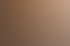 Fünf Kollegen mit Tassen stehen lächelnd in einem Büro mit orangefarbener Wand.