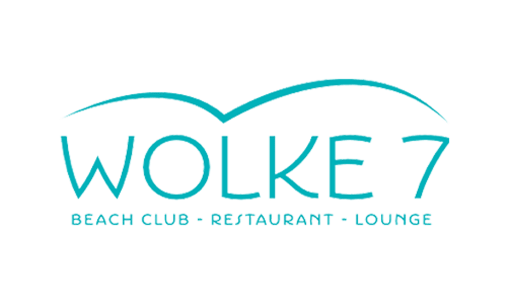 Logo von Wolke 7 Beach Club, Restaurant und Lounge mit türkisfarbener Schrift und Wellenlinie auf schwarzem Hintergrund.