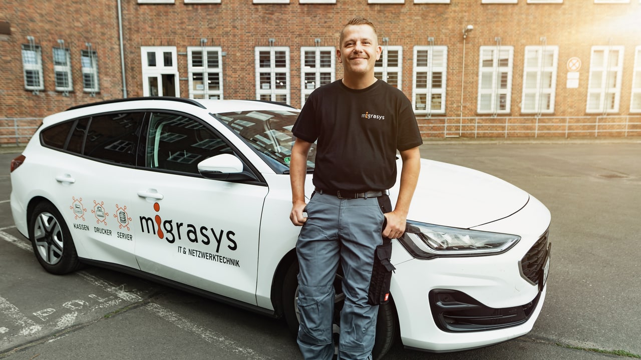 Techniker von migrasys am Servicefahrzeug