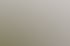 Zwei Elektriker in Arbeitskleidung stehen lächelnd vor ihren weißen Firmenwagen im Freien.