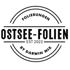 Schwarzes Ostsee-Folien-Logo mit Text "FOLIERUNGEN", "OSTSEE-FOLIEN", "EST 2022" und "BY DARWIN MIX"