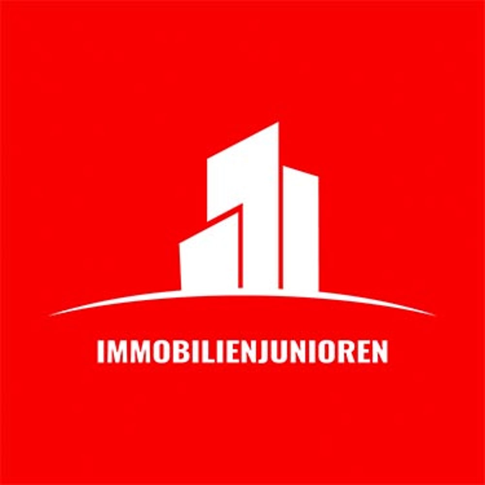 Logo Immobilienjunioren: weiße stilisierte Gebäude über einer geschwungenen Linie auf rotem Hintergrund.