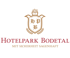Hotelpark Bodetal Logo: Goldfarbenes Wappen mit den Buchstaben H P B, darunter "Hotelpark Bodetal Mit Sicherheit Sagenhaft"