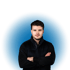 Junger Mann mit dunkler Jacke und verschränkten Armen vor blauem Kreis.