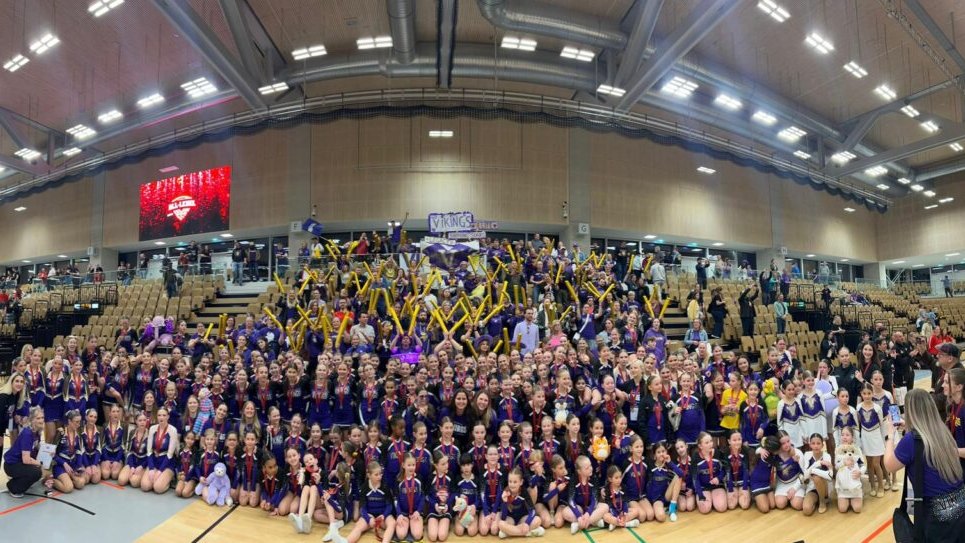 Gruppenfoto der AFC Vienna Vikings Cheerleader in der Halle