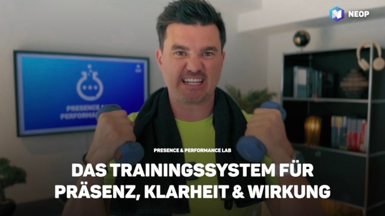 Tim Christopher Gasse erklärt den Ablauf im Presence & Performance Lab