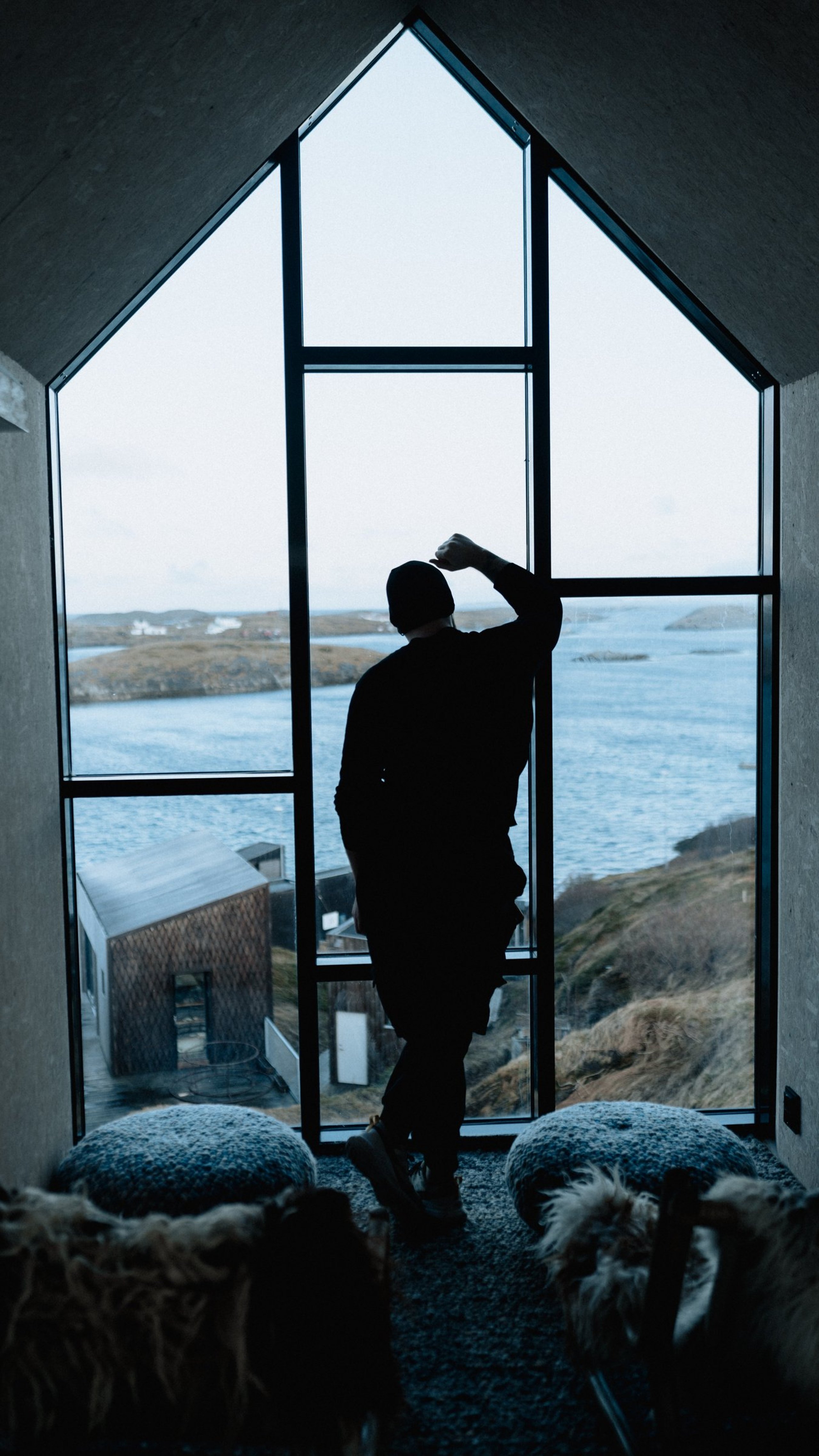 Silhouette eines Mannes am großen Fenster