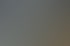 Eine Hand bedient das Touchpad eines schwarzen HP-Laptops, auf dessen Bildschirm ein Installationsmenü zu sehen ist.