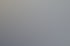 Mann schaut auf Laptop-Bildschirm mit Videogespräch, daneben Monitor mit 3D-Modell eines menschlichen Kiefers.