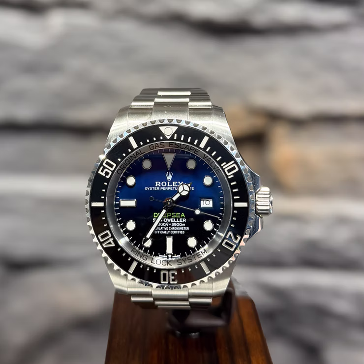 Rolex Deepsea Armbanduhr mit blauem Zifferblatt und silbernem Armband.