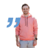 Lächelnder Mann im rosa Kapuzenpullover vor schwarzem Hintergrund mit blauen Anführungszeichen als Grafikelement.