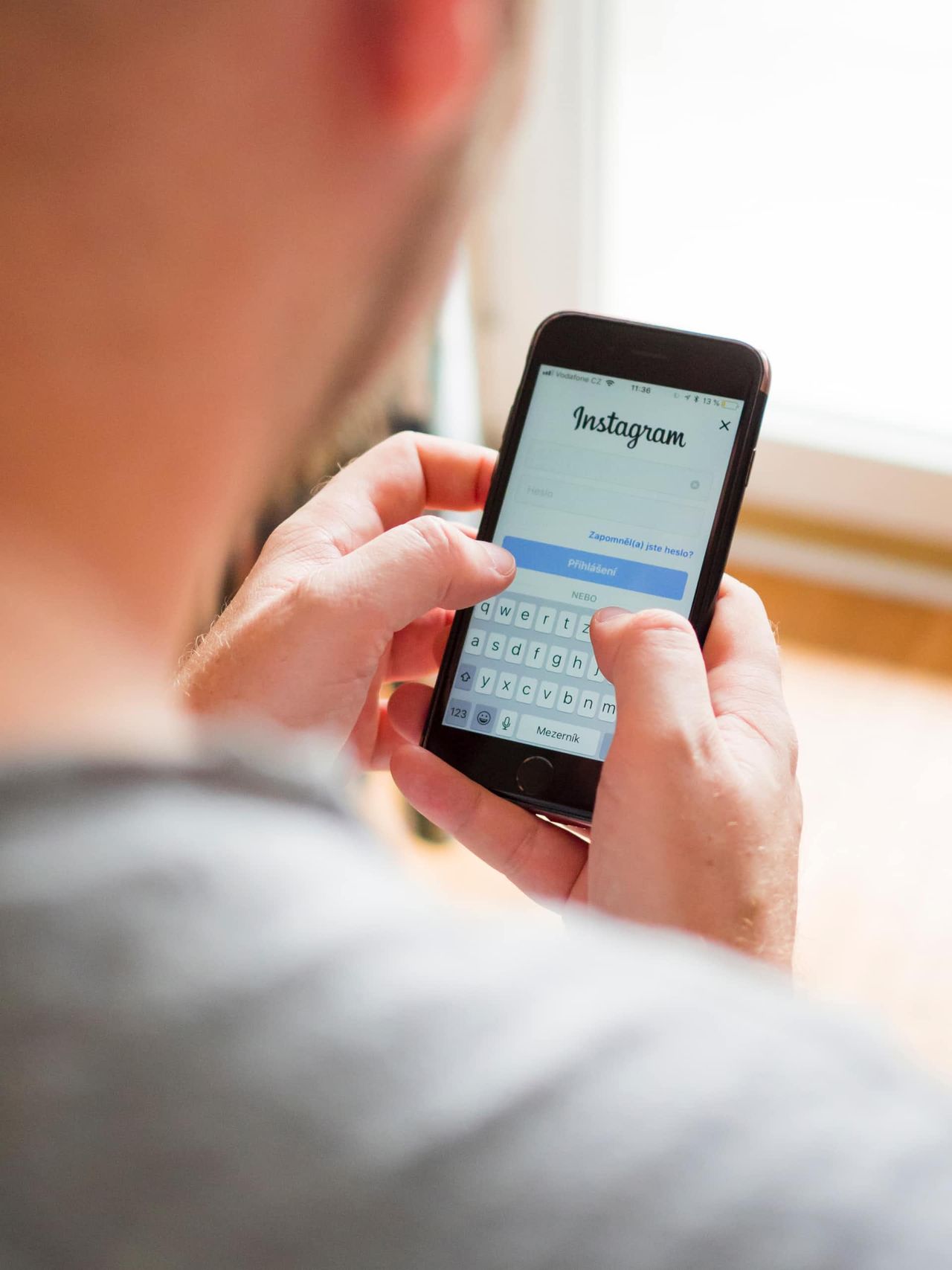 Eine Person betrachtet Instagram auf einem Smartphone
