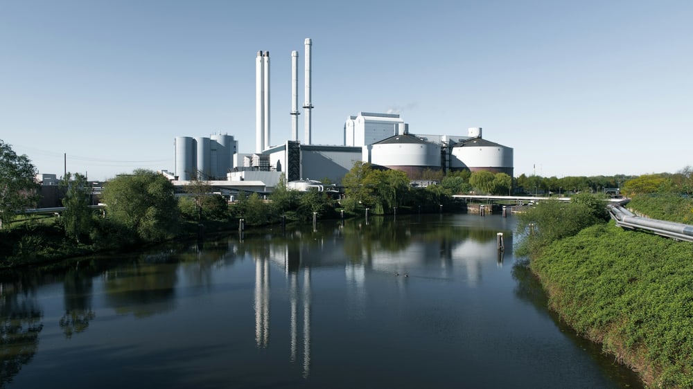 Heizkraftwerk mit Schornsteinen am Wasser