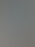 Ein mit blauer Sprühfarbe auf grauen Asphalt gesprühtes Fragezeichen.