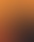 Dunkle Silhouette einer Person hinter einer mattierten, orange beleuchteten Glasscheibe mit einer flach aufgelegten Hand.
