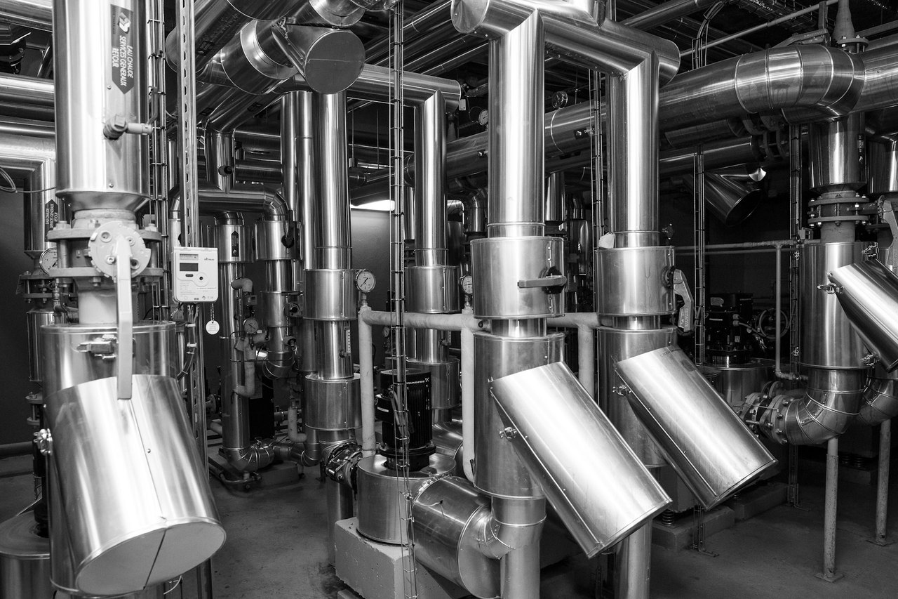 Technikzentrale mit gedämmten, metallummantelten Rohrleitungen