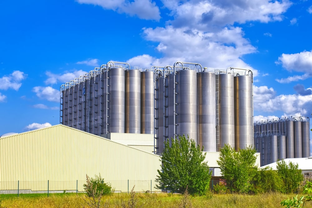 Industrieanlage mit Kessel- und Turbinengebäuden
