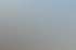 Menschenmassen um die Kaaba in der Heiligen Moschee von Mekka unter blauem Himmel.