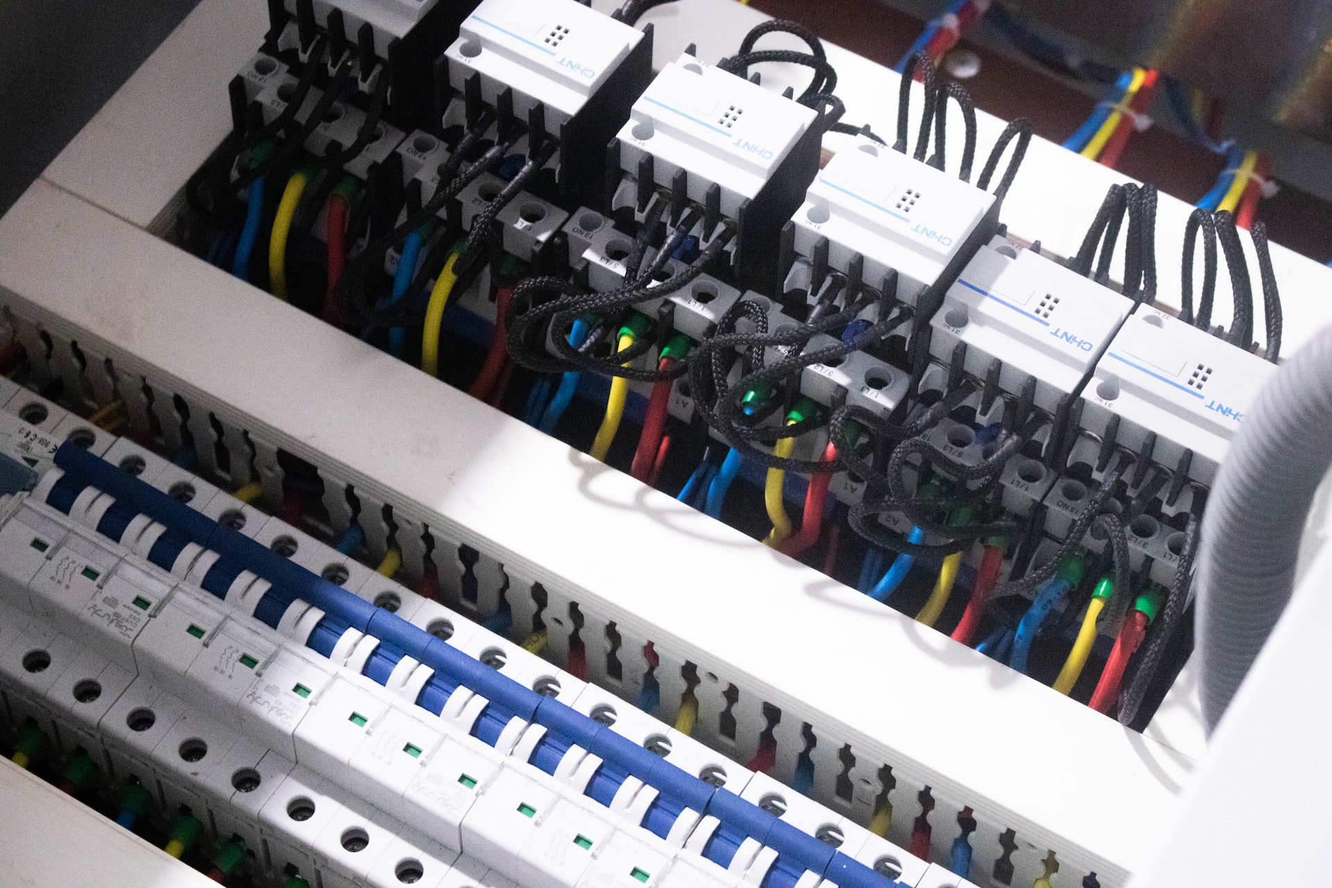Elektriker arbeitet am Verteilerschrank