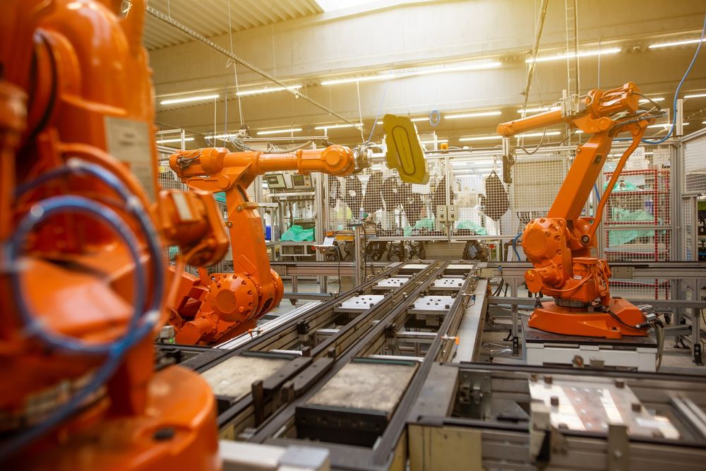 Industrieroboter in einer Produktionshalle
